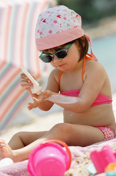 Promieniowanie UV wpływa niekorzystnie na skórę nie tylko w słońcu, ale także w cieniu, dlatego należy używać kremów z filtrem.   