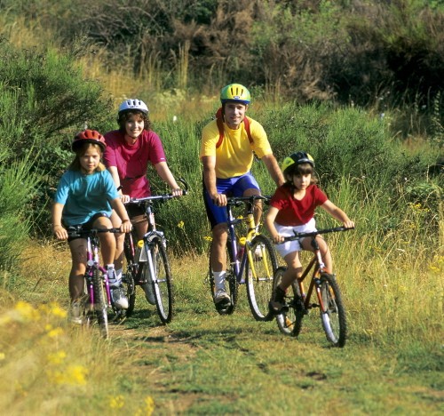 Na rodzinne wyprawy trzeba zapewnić dziecku odpowiedni rower.  