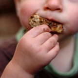 Pierwszymi w diecie dziecka słodyczami mogą być biszkopty.    
