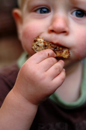 Pierwszymi w diecie dziecka słodyczami mogą być biszkopty.    