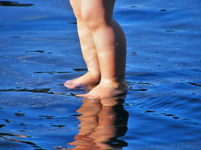 To naturalne, że kiedy dziecko zaczyna chodzić, jego nóżki wyglądają tak, jakby uformowane były na beczce. 