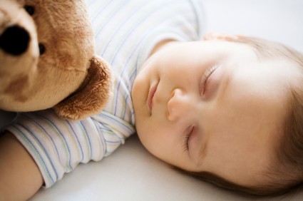 Noworodki i niemowlaki powinny leżeć na płaskim materacyku bez poduszki.    