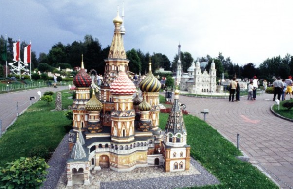 W parku Minimundus jest 170 miniatur słynnych budowli z 53 krajów wykonanych w skali 1 25.  