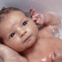 Najłatwiej namydlić niemowlę na ręczniku obok wanienki, a później na chwilę je zanurzyć i opłukać.         