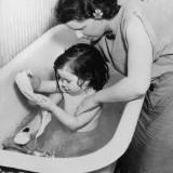 Przed kąpielą trzeba było ogrzać pomieszczenie elektrycznym piecykiem, żeby dziecko nie wrzeszczało jak odzierane ze skóry.  