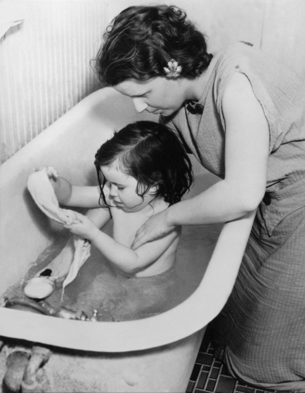 Przed kąpielą trzeba było ogrzać pomieszczenie elektrycznym piecykiem, żeby dziecko nie wrzeszczało jak odzierane ze skóry.  