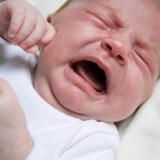 Niektóre dzieci mają wąskie kanaliki łzowe, które łatwo się zatykają powodując zastój łez.    