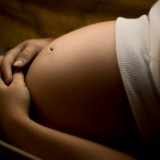 Cesarskie cięcie to operacja medyczna. I choć wiele kobiet uważa, że poród naturalny jest zbyt bolesny, jeśli nie ma wskazań medycznych, dziecko powinno przyjść na świat siłami natury.                