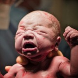 Poród bez nacinania trwa nieco dłużej, bo główka pokonuje większy opór mięśni krocza i naciągniętej skóry.       
