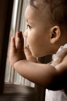 Dziecko będzie bezpieczniejsze, gdy na okna przymocujesz blokady, by z nich nie wypadło.  