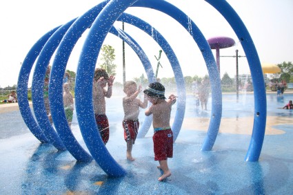 Dzieci uwielbiają zabawy w parku wodnym.  