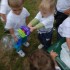 Dwulatek potrafi  Wiktoria demonstruje, jak profesjonalnie puszcza się bańki 