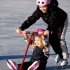 Dzieci, które stawiają swoje pierwsze kroki na lodzie muszą mieć na głowach kaski, chroniące je przed skutkami upadku.  