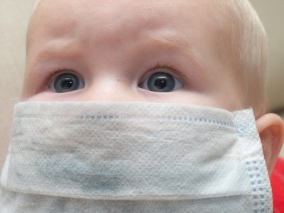 Sezonowa grypa może osłabić układ odpornościowy dziecka, który znacznie gorzej będzie sobie radził ze zwalczaniem ewentualnego zakażenia świńskim wirusem  