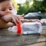 Szkodliwy dla dziecka bisfenol A może przedostać się do jedzenia z plastikowego naczynia, gdy jest ono uszkodzone, lub gdy zostanie poddane działaniu wysokiej temperatury.  