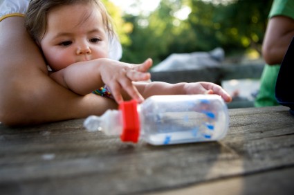 Szkodliwy dla dziecka bisfenol A może przedostać się do jedzenia z plastikowego naczynia, gdy jest ono uszkodzone, lub gdy zostanie poddane działaniu wysokiej temperatury.  