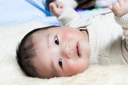 Suchość i świąd skóry charakterystyczne dla atopowego zapalenia skóry, u niemowlaków występują głównie na twarzy, ramionach i przedramionach.     