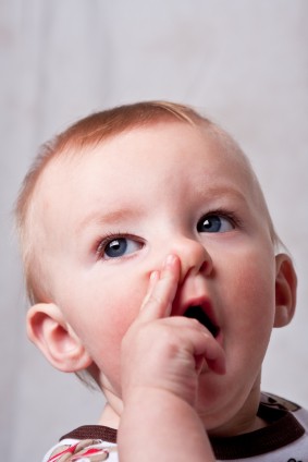 Grymasy twarzy, sapka nosowa, salut alergiczny, zmarszczki i cienie wokół oczu, chrapanie, poprzeczna bruzda na nosie, trudności podczas karmienia są objawami dodatkowymi ANN występującymi u dzieci poniżej 3. roku życia.   