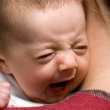 Wymioty są groźne, bo mogą doprowadzić do odwodnienia organizmu niemowlęcia.    