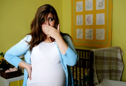 Wymioty w późniejszym okresie ciąży, np. w przewidywanym terminie porodu, mogą oznaczać rozwieranie się ujścia, co sygnalizuje niebezpieczeństwo przedwczesnego porodu.   