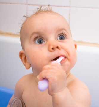 Już po pojawieniu się pierwszych ząbków należy wprowadzić codzienny rytuał czyszczenia ich.       