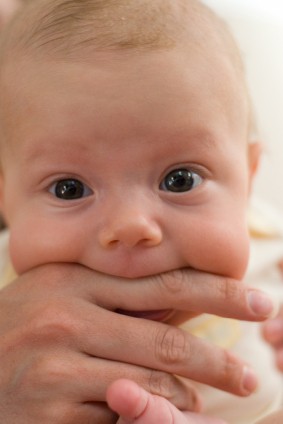 Gdy dziecko obficie się ślini, wkłada do buzi rączki lub przedmioty, to znak, że ząbkuje        