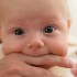 Gdy dziecko obficie się ślini, wkłada do buzi rączki lub przedmioty, to znak, że ząbkuje        