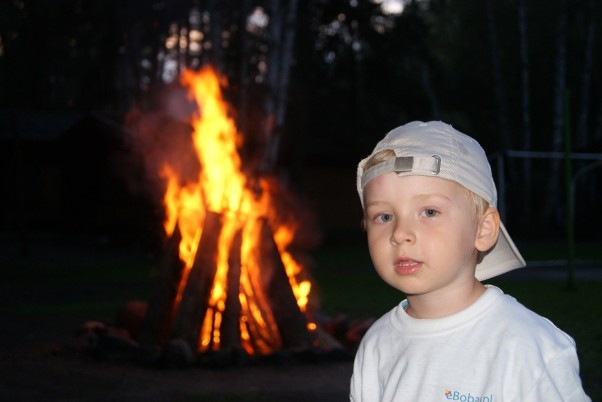 Dzieci na widok ogniska robiły wielkie oczy. I poważne miny   to przecież ogień 