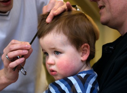 Przed pierwszą wizytą u fryzjera należy oswoić dziecko z hałaśliwymi dźwiękami.   