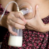 Nawał mleczny rozpoznaje się po tym, że nagle piersi stają się nabrzmiałe, twarde, bolą przy dotykaniu. By nie doszło do zakażenia czy gorączki, należy odciągnąć nadmiar pokarmu.      