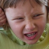 Zwłaszcza po zajęciach na basenie dzieci skarżą się, że mają zatkane ucho. Nawet wtedy nie wolno grzebać dziecku w uchu!    