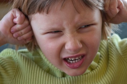 Zwłaszcza po zajęciach na basenie dzieci skarżą się, że mają zatkane ucho. Nawet wtedy nie wolno grzebać dziecku w uchu!    