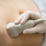 USG jest nieinwazyjnym badaniem prenatalnym. Między 11. a 14. tygodniem ciąży lekarz sprawdza m.in. przezierność karkową    