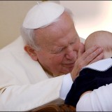 Gdyby wszyscy rodzice obecni i przyszli, osoby podejmujące decyzje dotyczące rodziny, traktowali dzieci tak poważnie i z taką samą miłością jak Jan Paweł II – dzieci na całym świecie miałyby więcej szans na szczęśliwe, prawdziwe dzieciństwo.   