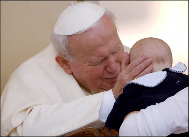 Gdyby wszyscy rodzice obecni i przyszli, osoby podejmujące decyzje dotyczące rodziny, traktowali dzieci tak poważnie i z taką samą miłością jak Jan Paweł II – dzieci na całym świecie miałyby więcej szans na szczęśliwe, prawdziwe dzieciństwo.   