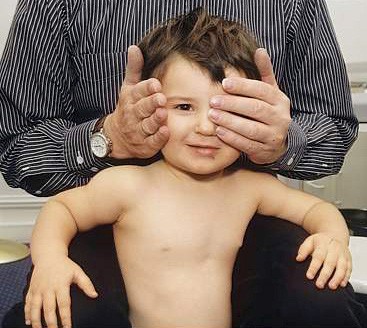 Już podczas pierwszej wizyty u okulisty można przekonać się, czy dziecko ma zeza.   