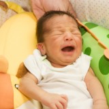 Delikatna i niezwykle wrażliwa na alergeny skóra niemowląt może źle znosić codzienne moczenie w wodzie.  