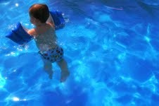 Dziecko i woda to wspaniały temat do wakacyjnych zdjęć  