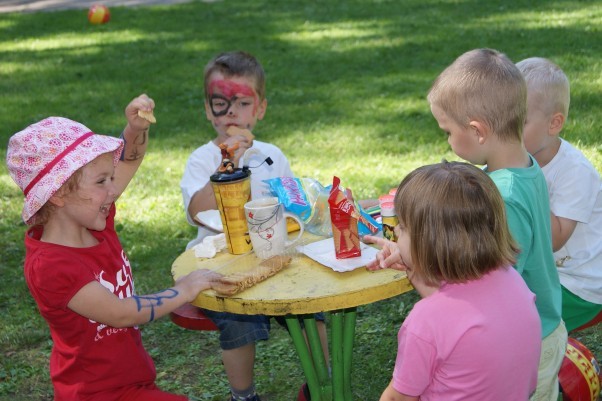 Podczas pikniku, dzieci nie omieszkały bawić się w ...piknik.   