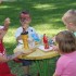 Podczas pikniku, dzieci nie omieszkały bawić się w ...piknik.   