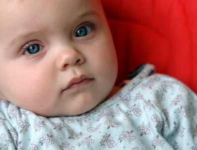 Gorączka u malutkich dzieci wymaga szybkiej interwencji rodziców.         