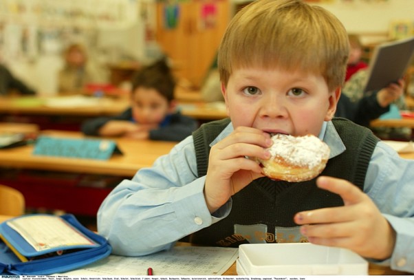 Na drugie, szkolne śniadanie dziecko powinno dostać z domu kanapkę z pełnoziarnistego pieczywa, owoc, koktajl z musli oraz coś do picia, najlepiej wodę.    