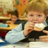 Na drugie, szkolne śniadanie dziecko powinno dostać z domu kanapkę z pełnoziarnistego pieczywa, owoc, koktajl z musli oraz coś do picia, najlepiej wodę.    
