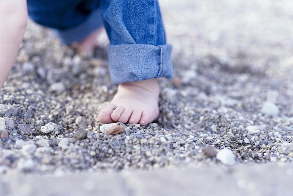 Wszystkim dzieciom zaleca się chodzenie na bosaka po naturalnym, nierównym terenie, na przykład po trawie, piasku, kamieniach   