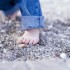 Wszystkim dzieciom zaleca się chodzenie na bosaka po naturalnym, nierównym terenie, na przykład po trawie, piasku, kamieniach   