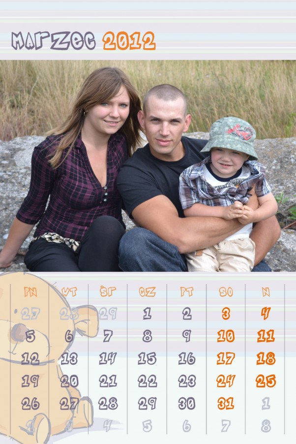 W tym kalendarzu następuje zasadnicza zmiana. Dotąd zawsze był portret samego Kubusia. W marcu - portret rodziny.   