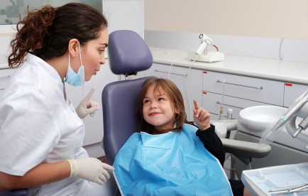Proces próchnicowy zębów mlecznych przebiega o wiele szybciej, niż u dorosłych. Warto zaprowadzać pociechę do dentysty raz na kwartał. Przeglądy jamy ustnej są bezpłatne.   