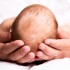 Ciemieniucha to częsty problem niemowląt. Domowe sposoby zwykle pomagają, czasem jednak pediatra musi przepisać specjalny preparat.      