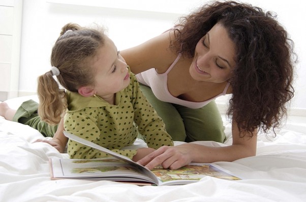 Żeby dziecko nauczyło się rozumieć słyszany czy czytany tekst, trzeba z nim rozmawiać o tekście.        
