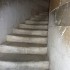 Wąskie schody prowadzące na Krzywą Wieżę w Pizie.        